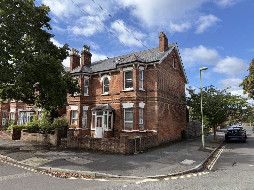 Lot: 28 - ONE-BEDROOM LEASEHOLD FLAT IN NEED OF IMPROVEMENT WITH SHARE OF FREEHOLD - Front of building on corner of road